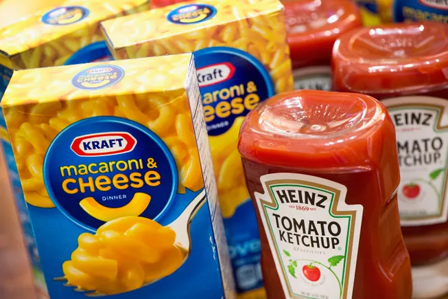 Kraft Heinz’s Dye-Free Future: Navigating Costs, Consumer Trends, and Stock Price Impacts by 2027