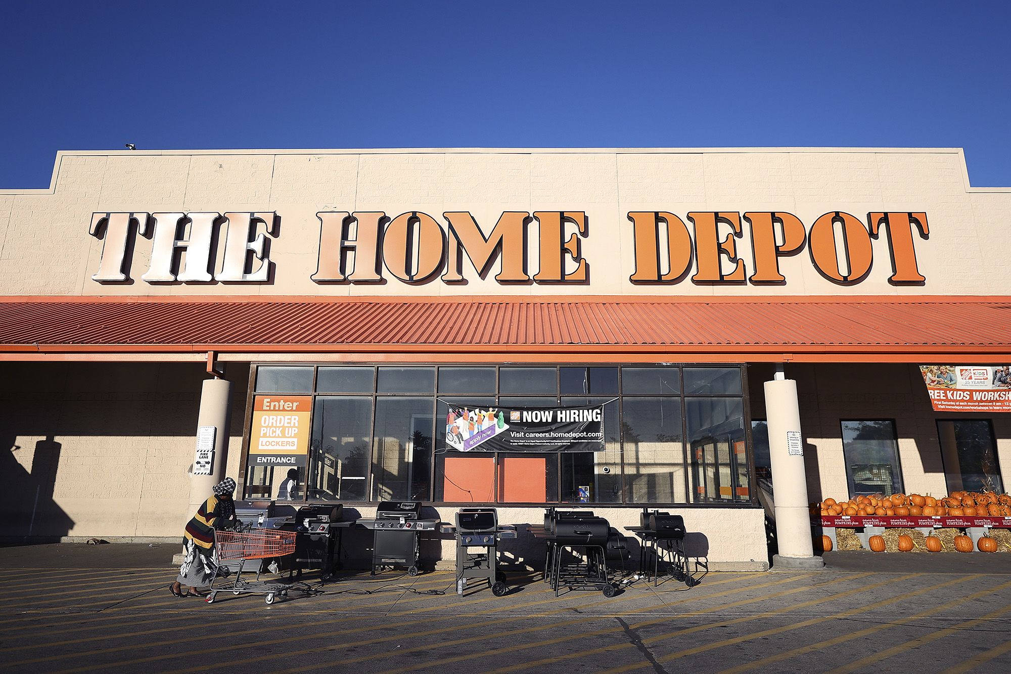 Home Depot maintains full-year forecast