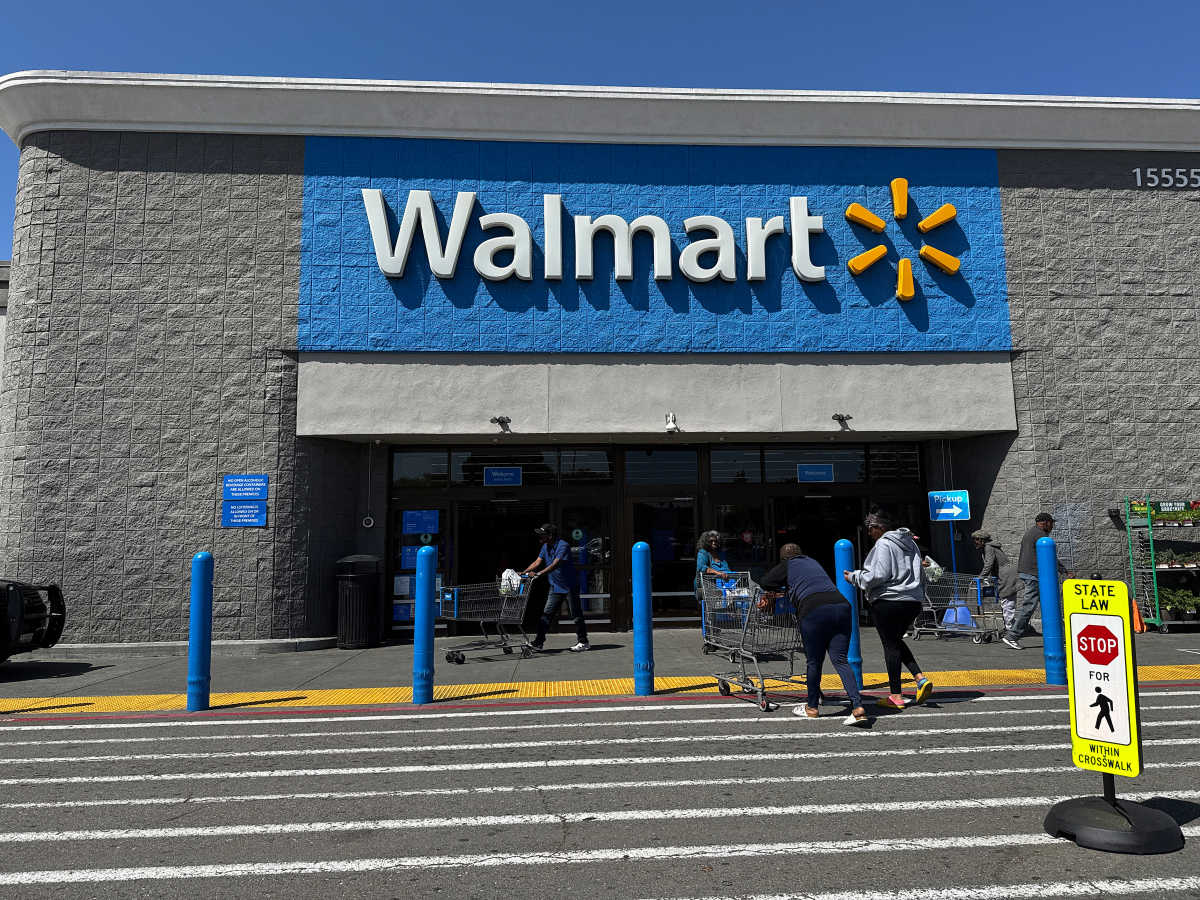 Walmart hikes earnings outlook
